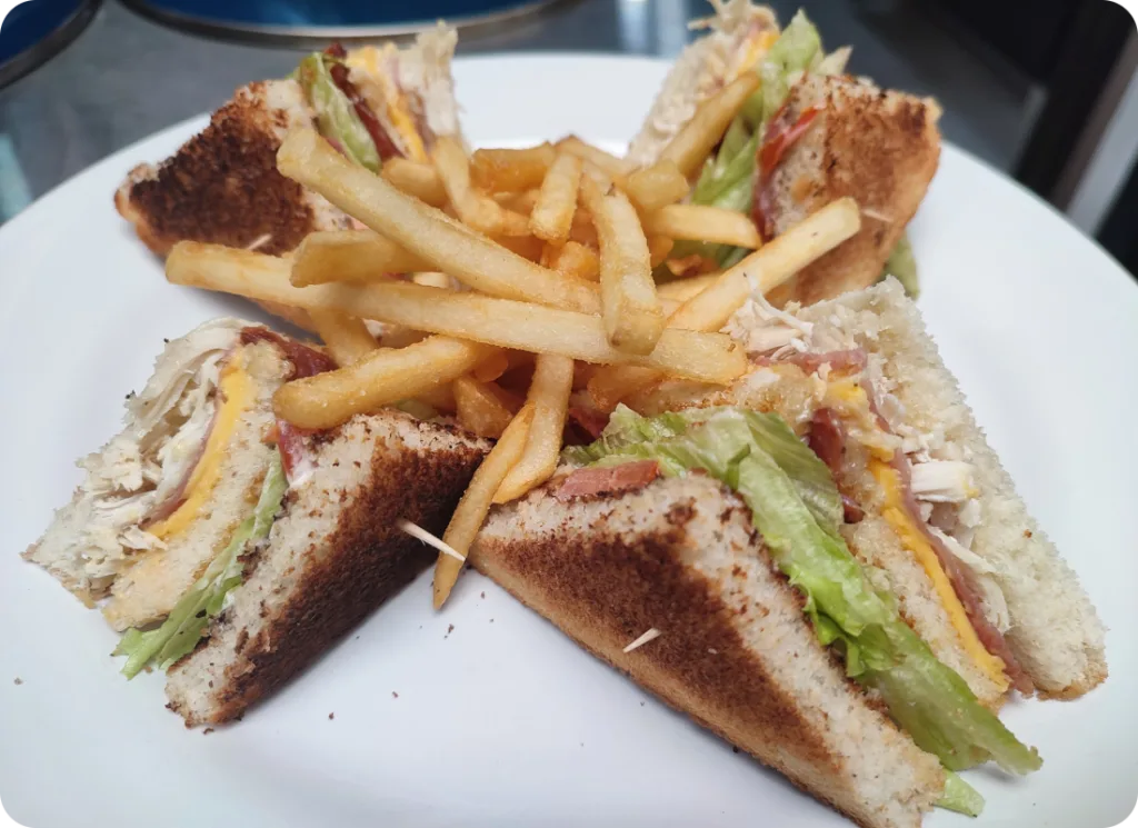 <strong>Club Sándwich - Aprox. 520–600 kcal por porción</strong>