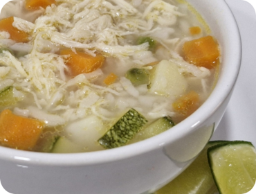 <strong>Consomé de pollo - Aprox. 180–240 kcal por porción</strong>