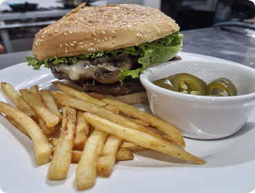 <strong>Hamburguesa c/ champiñones - Aprox. 600–680 kcal por porción</strong>