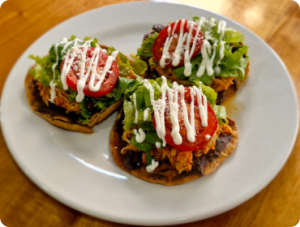 <strong>Tostadas de tinga - Aprox. 480–550 kcal por porción (2 tostadas)</strong>