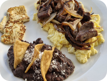 <strong>Huevos con arrachera - Aprox. 520–600 kcal por porción</strong>