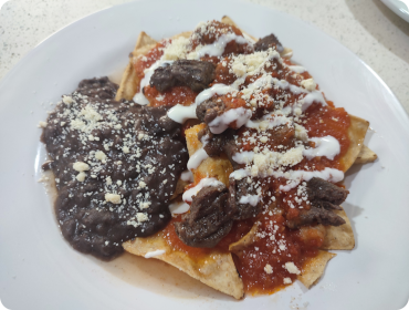<strong>Chilaquiles Norteños - Aprox. 520–600 kcal por porción</strong>