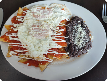 <strong>Chilaquiles - Aprox. 420–550 kcal por porción</strong>