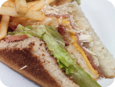 <strong>Club Sándwich - Aprox. 520–600 kcal por porción</strong>