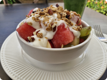 <strong>Frutas c/ Yogurt - Aprox. 250–350 kcal por porción</strong>