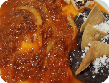 <strong>Huevos c/salsa de longaniza - Aprox. 480–550 kcal por porción</strong>