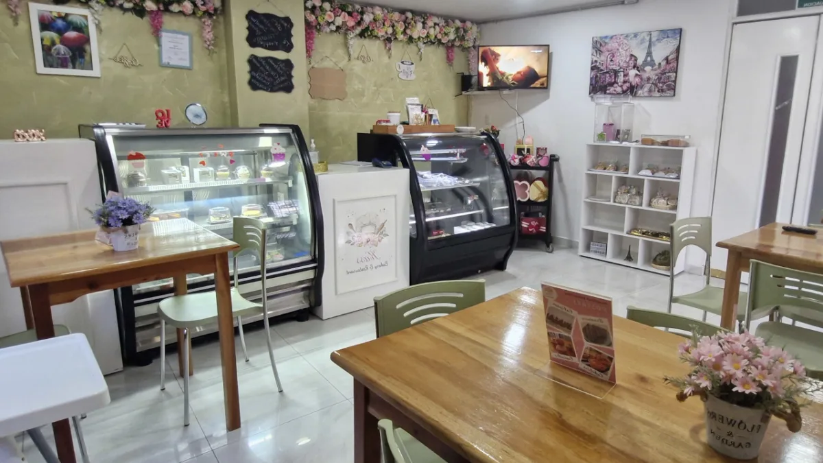 Interior de Kass Bakery & Restaurant con mesas, vitrinas de repostería y ambiente acogedor