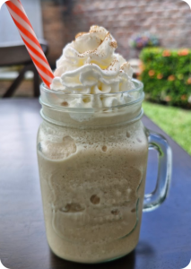 <strong>Frappe caramelo - Aprox. 300 ml | 200–260 kcal</strong>