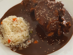 <strong>Pollo en mole- Aprox. 580–660 kcal por porción</strong>