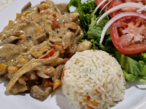 <strong>Pollo stroganoff- Aprox. 610 kcal por porción</strong>