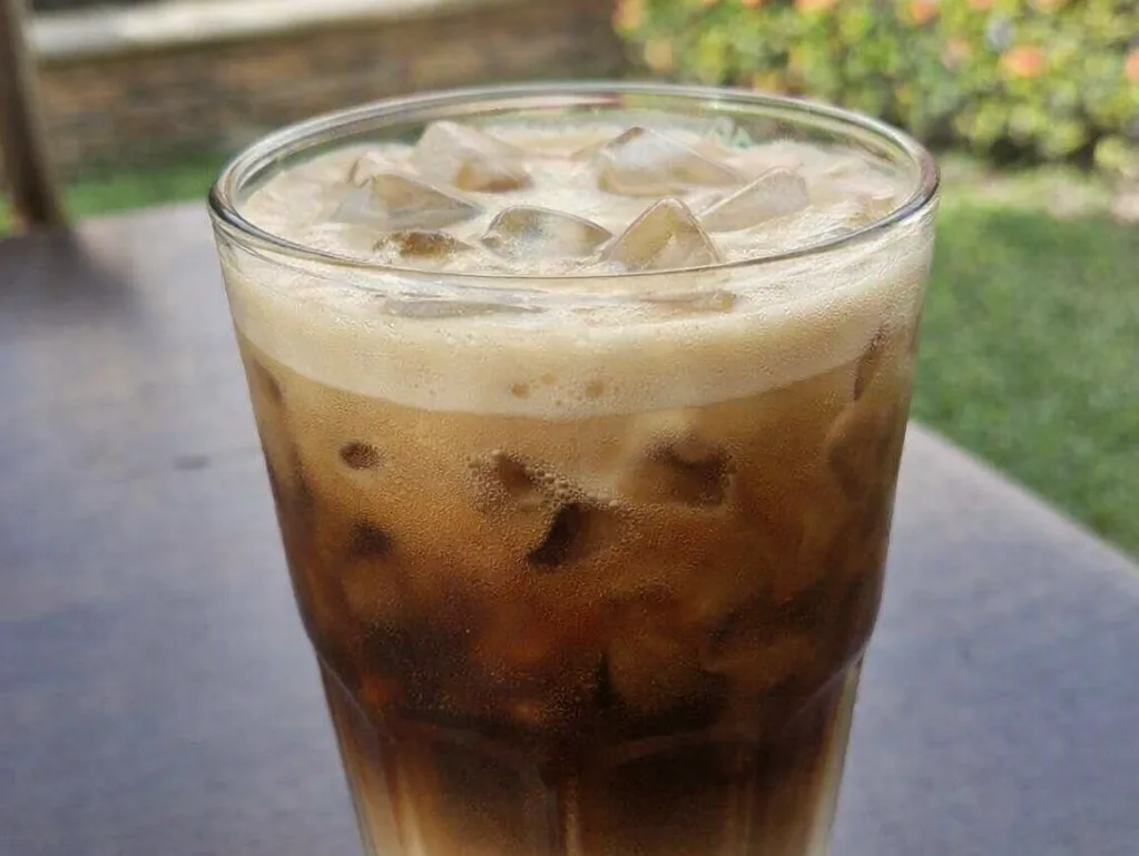 Desde jugos naturales hasta frappés cremosos y cafés aromáticos, nuestras bebidas están pensadas para acompañar cada antojo. Frescura, sabor y variedad en cada sorbo, perfectas para complementar tus platillos favoritos o disfrutar por sí solas.