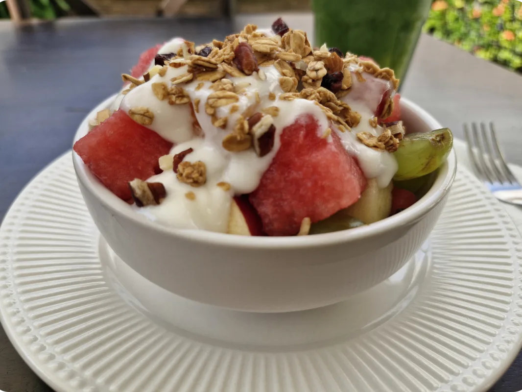 Plato de frutas y yogurt natural con granola, exterior Kass Bakery Restaurant